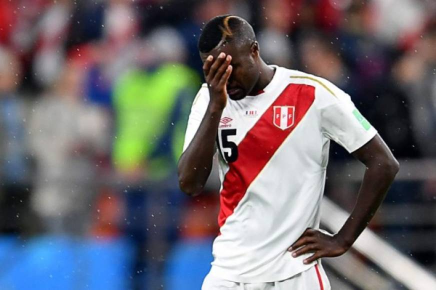 El defensa central peruano Christian Ramos llorando al final del partido. Foto AFP